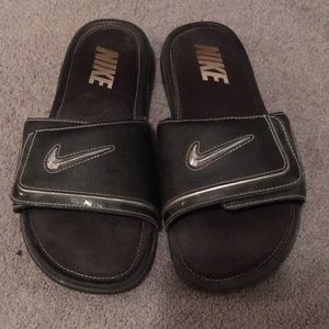 size 9 black Nike flip flop. Almost never worn!